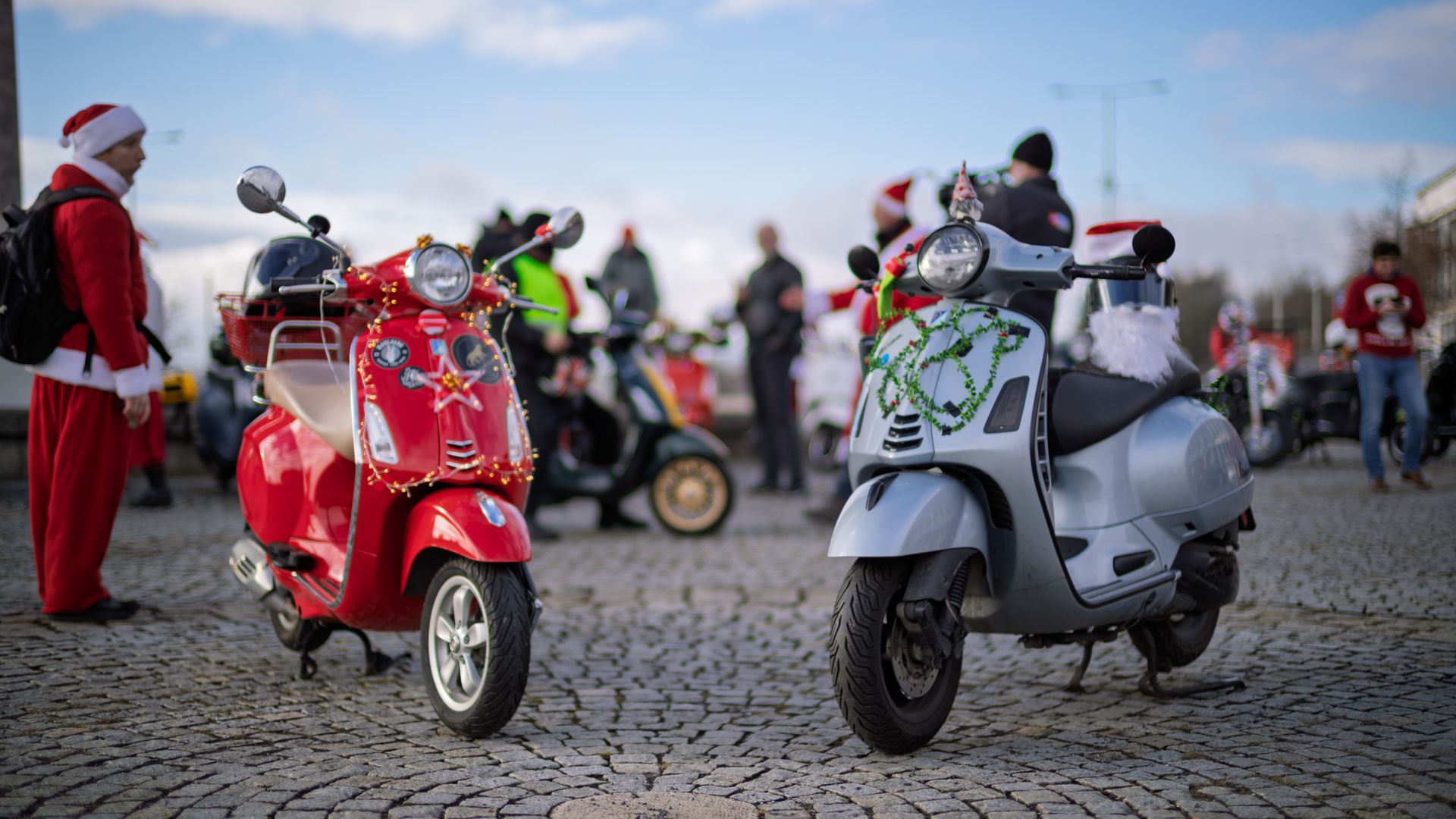 Charitativní jízda s Vespou pomohla nejmenším pacientům ve Všeobecné fakultní nemocnici